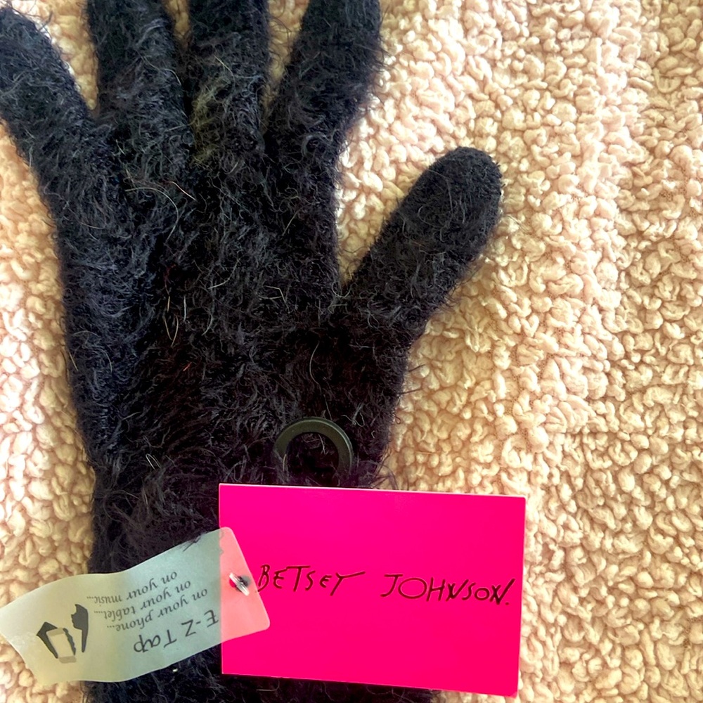 Betsy Johnson fuzzy wuzzy gloves, finger tip E Z tap on phone, no cold fingers